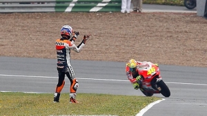 027006-stoner-applauds-rossi-in-jerez