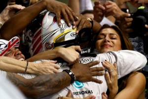 Lewis-Hamilton-F1-Grand-Prix-Abu-Dhabi-8LB32xaLRS3x1