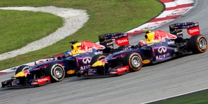 Sebastian_Vettel_overtaking_Mark_Webber_2013_Malaysia_2