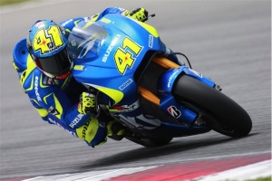 maverick-vinales-aleix-espargaro-suzuki-motogp-test-sepang-2015-30